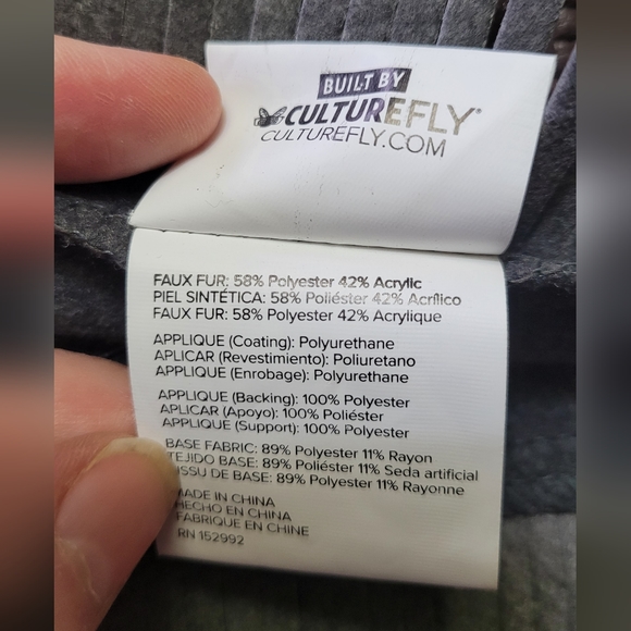 - HBO Game of Throwns Collection set; scarf, pin and poster - Picture 7 of 7